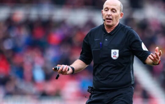 Mike Dean reacts to Manchester United being denied a penalty vs Palace